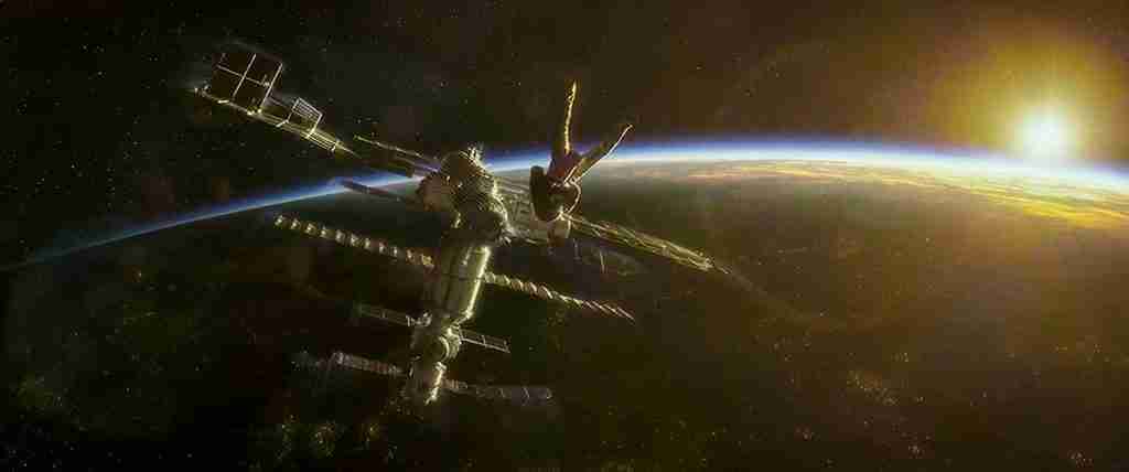 Dr. Ryan Stone using a fire extinguisher as a makeshift thruster to reach the burning Tiangong station.