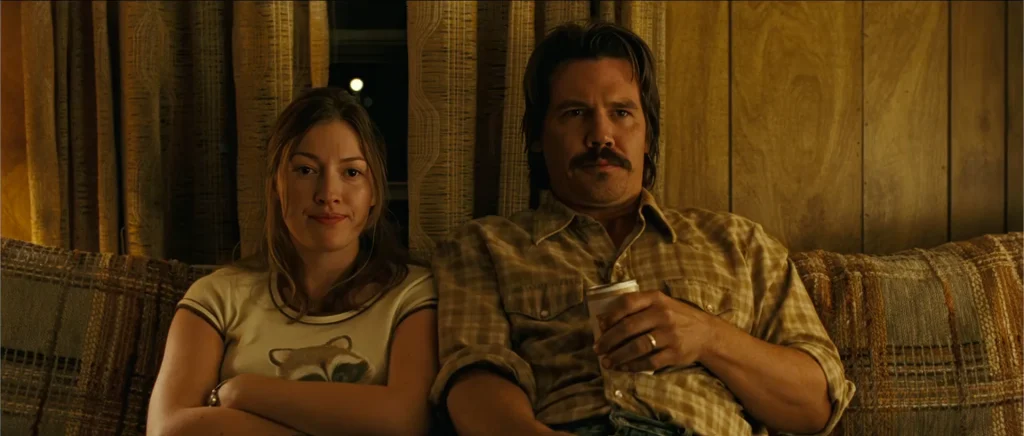 No Country for Old Men: Carla Jean Moss with Llewelyn in their trailer, Kelly Macdonald and Josh Brolin