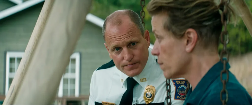Chief Willoughby talks with Mildred on her swing-set in Three Billboards Outside Ebbing, Missouri